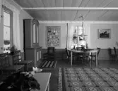 Ingenjör Lidströms hus
Interiör av vardagsrum med matsalsbord och skänkskåp