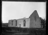 Bäckseda kyrkoruin. Kyrkan brann år 1915, den nuvarande kyrkan återuppfördes på murarna av den som brann.