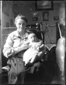 Villa Lindhagen. Moster Anna med lilla Gunvor i knät.