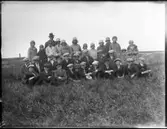 Tidaholmsbarn och lärare Svedberg i grupp på fästningsvallen?