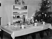 Bostadsinteriör med julgran och juldekorationer, Uppsala december 1933