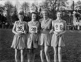 Grupporträtt - idrottskvinnor, sannolikt på Studenternas Idrottsplats, Uppsala 1935