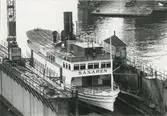 Foto i svartvitt visande passagerarångfartyget Saxaren av Stockholm i Finnboda varvs tordocka 1973-11-11.