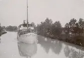 Fartyget i Göta Kanal vid Sörby Bro.
Gåva av Sixten Rönnow 1937.