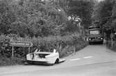 Bilvrak i korsningen Gamla Riksvägen-Kyrkbacken i Kållered, år 1984.

För mer information om bilden se under tilläggsinformation.