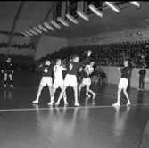 En fredag i idrottshallen