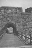 Ingången till fästningen.
Ingången till Marstrands fästning med den nuvarande fasta bron som ersatte den förutvarande vindbryggan. Inne på borggården äro en del byggnader, som skeppsgossekåren, vilken är förlagd i Marstrand, använda till sitt förfogande.