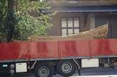 Vasamodellen i skala 1:10 flyttas till Vasamuseet på ett lastbilsflak.