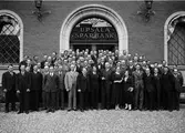 Grupporträtt  - sannolikt personal vid Upsala Sparbank, Kungsgatan, Uppsala 1935