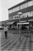 Hagabäcksleden i Kållereds centrum, år 1984.

Fotografi taget av Harry Moum, HUM, Mölndals-Posten.