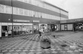 Hagabäcksleden 9 i Kållereds centrum, år 1984. Till vänster ses barnekiperingsaffären Peter & Lotta, Kållereds bibliotek samt kinakrogen Jasmin. Till höger ses konditoriet Kawerna (Hagabäcksleden 5) som delade byggnad med en bank som vette mot Gamla Riksvägen.