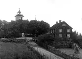 Vy mot Ökna kyrka och skola.