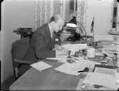 Kontorspersonal vid skrivbord