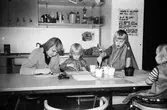 Öppen förskola på Almåsgården i Lindome, år 1983. Kvinna och barn sitter och målar.

För mer information om bilden se under tilläggsinformation.