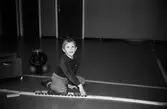Öppen förskola på Almåsgården i Lindome, år 1983. Pojke leker med modelljärnväg.

För mer information om bilden se under tilläggsinformation.