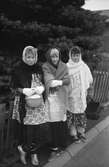 Tre flickor utklädda till påskkärringar i Livered, Kållered, år 1983. 