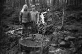 Två flickor vid två stora kvarnstenar i naturen i Bunketorp, Lindome, år 1983. 