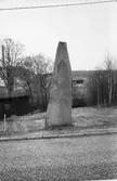 Lindome Hembygdsgille anordnar sockenvandring i Lindome, år 1983. Brostenen vid Östra Lindomevägen.

För mer information om bilden se under tilläggsinformation.