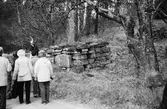 Lindome Hembygdsgille anordnar sockenvandring i Lindome, år 1983. Vägsten vid gamla landsvägen.

För mer information om bilden se under tilläggsinformation.