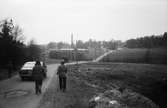 Lindome Hembygdsgille anordnar sockenvandring i Lindome, år 1983. Promenad längs Gödebergsvägen mot August Werners fabriker.

För mer information om bilden se under tilläggsinformation.