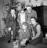 Jul hos familjen Andersson i Huskvarna. Från vänster står: Evert Andersson (1), Ingemar Landsjö (2) målvakt i HIF, Nilas Brundin (3). Sittande: Tom Andersson (1) och Elin Andersson (2).