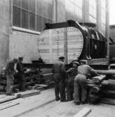 Fem män arbetar med montering av STALturbinen på Papyrus, 25/4-1951.