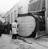 Fem män arbetar med montering av STAL-turbinen på Papyrus, 25/4-1951.