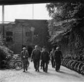 Porten vid Trädgårdsgatan. Mannen i skärmmössa är Valdemar Johansson.