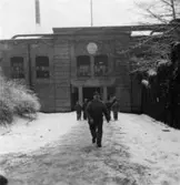 Porten vid Trädgårdsgatan. Mannen i förgrunden är 