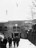 Porten vid Trädgårdsgatan. Andre från vänster är Frans Lindqvist.