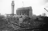 Rivning inför uppbyggnad av byggnad 110 o 111. På Papyrus  fabriksområde, 10/12-1945. I bakgrunden syns sulfitfabriken och syratornet