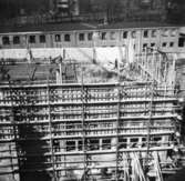 Lagerbyggnad 110 och 111 under uppbyggnad på Papyrus fabriksområde, 28/3-1946.