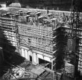 Lagerbyggnad 110 och 111 under uppbyggnad på Papyrus fabriksområde, 28/3-1946.