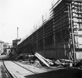 Lagerbyggnad 110 och 111 under uppbyggnad på Papyrus fabriksområde, 28/3-1946.