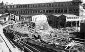 Lagerbyggnad 110 och 111 under uppbyggnad på Papyrus fabriksområde, 27/8-1945.