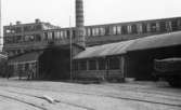 Lagerbyggnad 110 och 111 under uppbyggnad på Papyrus fabriksområde, 25/7-1945. Nedre panncentralen och Cromobyggnaden syns i bakgrunden