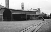 Lagerbyggnad 110 och 111 under uppbyggnad på Papyrus fabriksområde, 25/7-1945. Lastbrygga vid Nedre Ångcentralen.