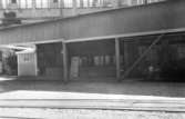Lagerbyggnad 110 och 111 under uppbyggnad på Papyrus fabriksområde, 25/7-1945. Lastbryggan o kiosken.
