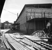 Lagerbyggnad 110 och 111 under uppbyggnad på Papyrus fabriksområde, 9/7-1946.