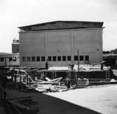 Lagerbyggnad 110 och 111 under uppbyggnad på Papyrus fabriksområde, 9/7-1946.
Fyra män är med på bilden..