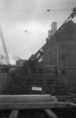 Lagerbyggnad 110 och 111 under uppbyggnad på Papyrus fabriksområde, 10/12-1945.