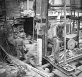 Lagerbyggnad 110 och 111 under uppbyggnad på Papyrus fabriksområde, 8/12-1945.
Fyra män är med på bilden.