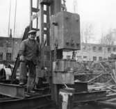 Lagerbyggnad 110 och 111 under uppbyggnad på Papyrus fabriksområde, 4/12-1945.
En man är med på bilden.