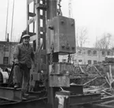 Lagerbyggnad 110 och 111 under uppbyggnad på Papyrus fabriksområde, 4/12-1945.
En man är med på bilden.