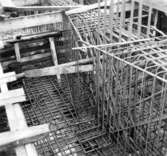 Lagerbyggnad 110 och 111 under uppbyggnad på Papyrus fabriksområde, 4/12-1945.
