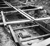 Lagerbyggnad 110 och 111 under uppbyggnad på Papyrus fabriksområde, 17/11-1945.