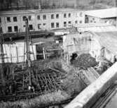 Lagerbyggnad 110 och 111 under uppbyggnad på Papyrus fabriksområde, 17/11-1945.
Några män är med på bilden.