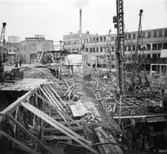 Lagerbyggnad 110 och 111 under uppbyggnad på Papyrus fabriksområde, 17/11-1945.