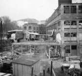 Lagerbyggnad 110 och 111 under uppbyggnad på Papyrus fabriksområde, 17/11-1945.