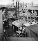 Lagerbyggnad 110 och 111 under uppbyggnad på Papyrus fabriksområde, 14/11-1945.